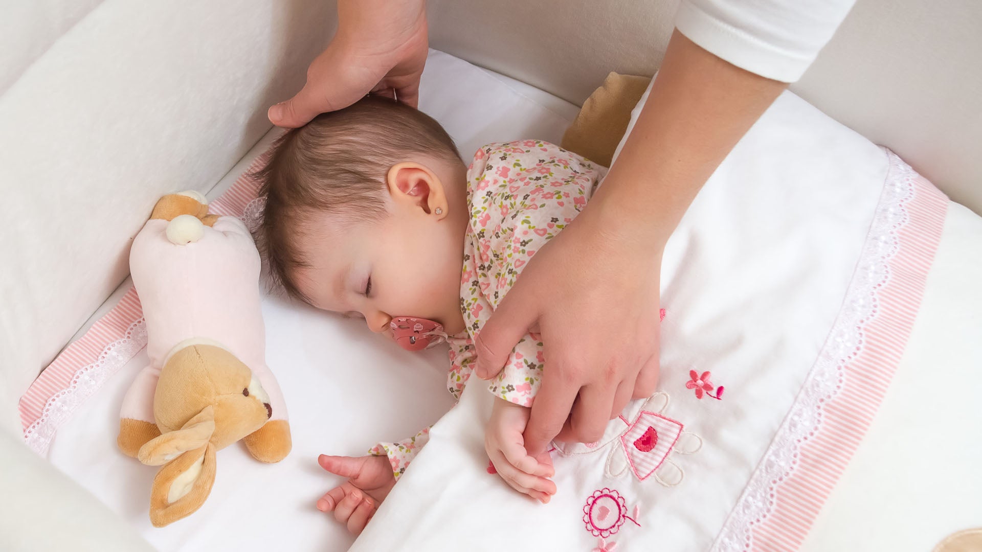 Wanneer mag een baby onder een dekbed slapen? | Keekabuu