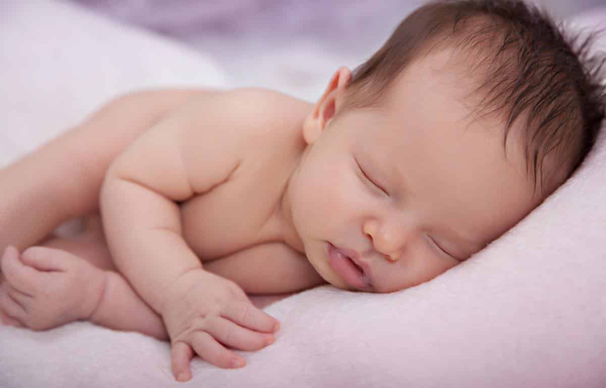 Hoe lang mag een baby slapen zonder voeding? | Keekabuu